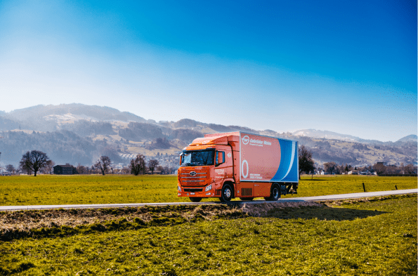 After one year, the transport and logistics service provider Gebrüder Weiss awards the first hydrogen truck in its fleet a good interim report. The Hyundai XCIENT Fuel Cell stationed in